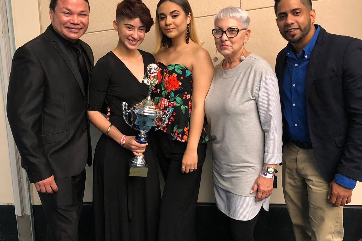 noticia+1 Foto estudiantes emas beauty y ganadora concurso